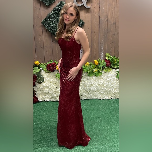 Sexy red gown - Picture 4 of 4